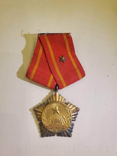 韵星假日军品类拍卖第40期 -- Rimey Holidays Militaria Auction 40 - 越南民主共和国（北越）越战时期三级抗战勋章 好品铜制作 非后期铝制作 抗战勋章早期版本很少见