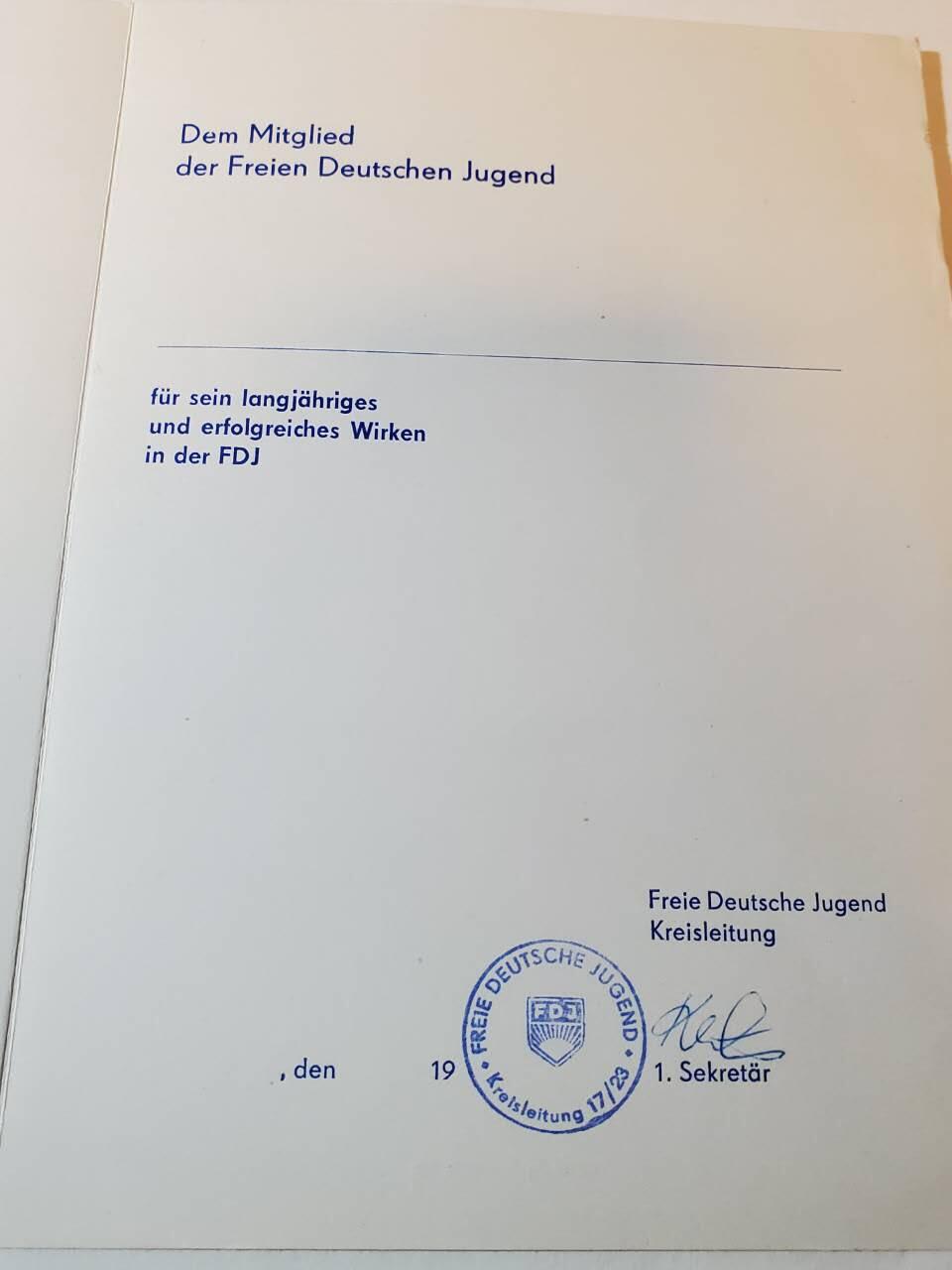 韵星假日军品类拍卖第40期 -- Rimey Holidays Militaria Auction 40 民主德国fdj青年团优秀青年农业学家证章+青年团领导证章，少见刻名实发 带证书一套（带直属组织统一社会党封皮）