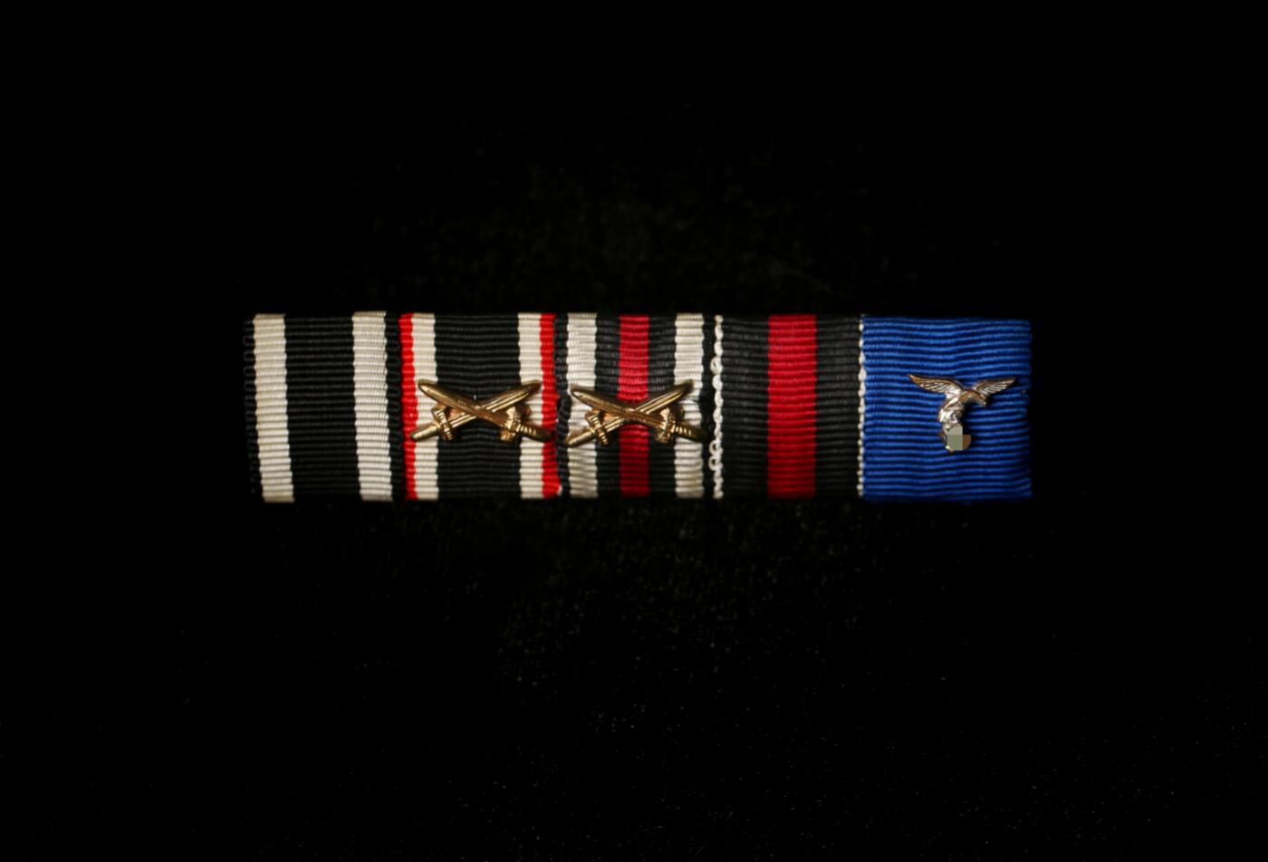 欢庆春节！戎马世界章牌大赏第112期春节大拍  德专场 德二德三空军5r略 包含空军四年服役奖章略勋饰 铜制很精美