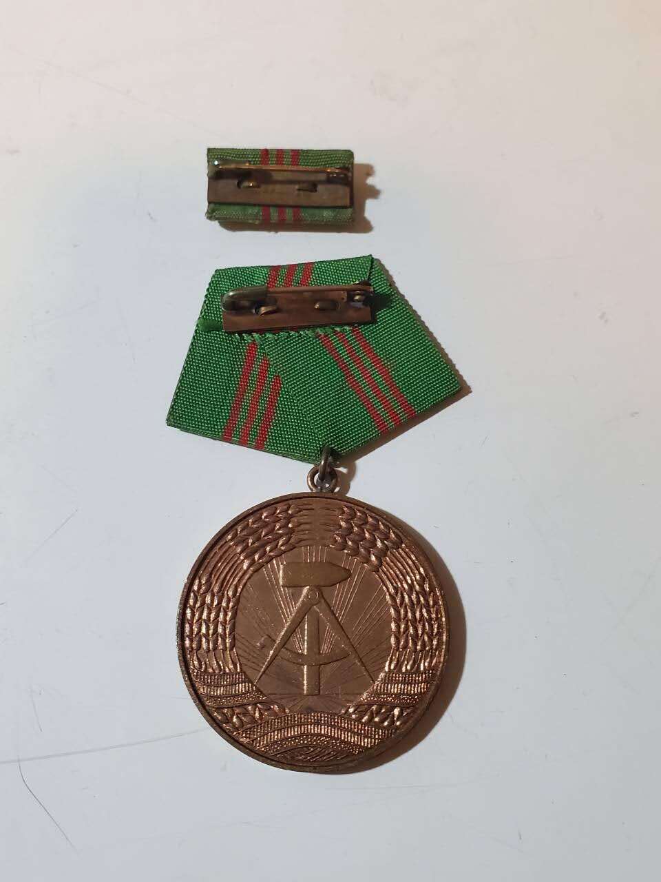 韵星假日军品类拍卖第40期 -- Rimey Holidays Militaria Auction 40 民主德国第一版内务部忠诚服务奖章 无国徽版本带略