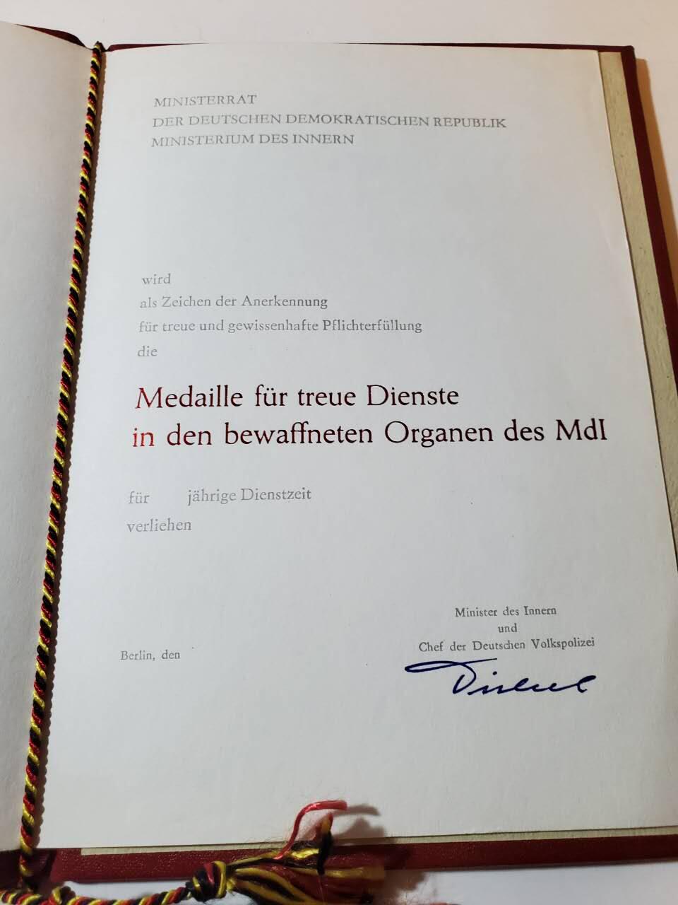 韵星假日军品类拍卖第40期 -- Rimey Holidays Militaria Auction 40 民主德国内务部武装力量铜级优秀服务奖章带略带证书一套 好品