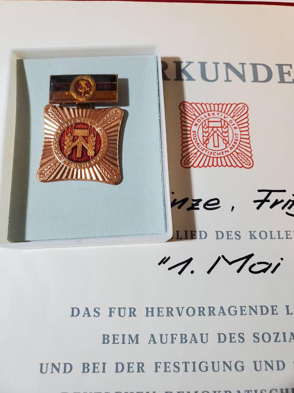 韵星假日军品类拍卖第40期 -- Rimey Holidays Militaria Auction 40 民主德国集体劳动荣誉奖章带原盒带实发证书一套 好品