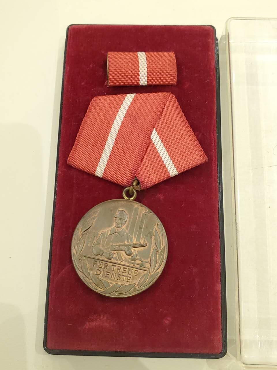 韵星假日军品类拍卖第40期 -- Rimey Holidays Militaria Auction 40 民主德国铜级工战队优秀服务奖章带原盒略一套