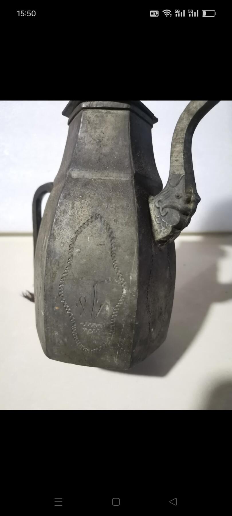 民国时期六棱老锡壶1把。狮钮，嘴上有功，壶身有刻花，自然老包浆。如图包老