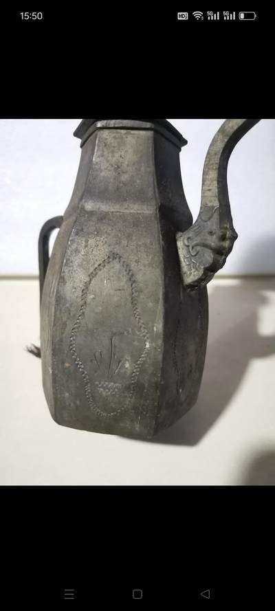 民国时期六棱老锡壶1把。狮钮，嘴上有功，壶身有刻花，自然老包浆。如图包老 - 民国时期六棱老锡壶1把。狮钮，嘴上有功，壶身有刻花，自然老包浆。如图包老