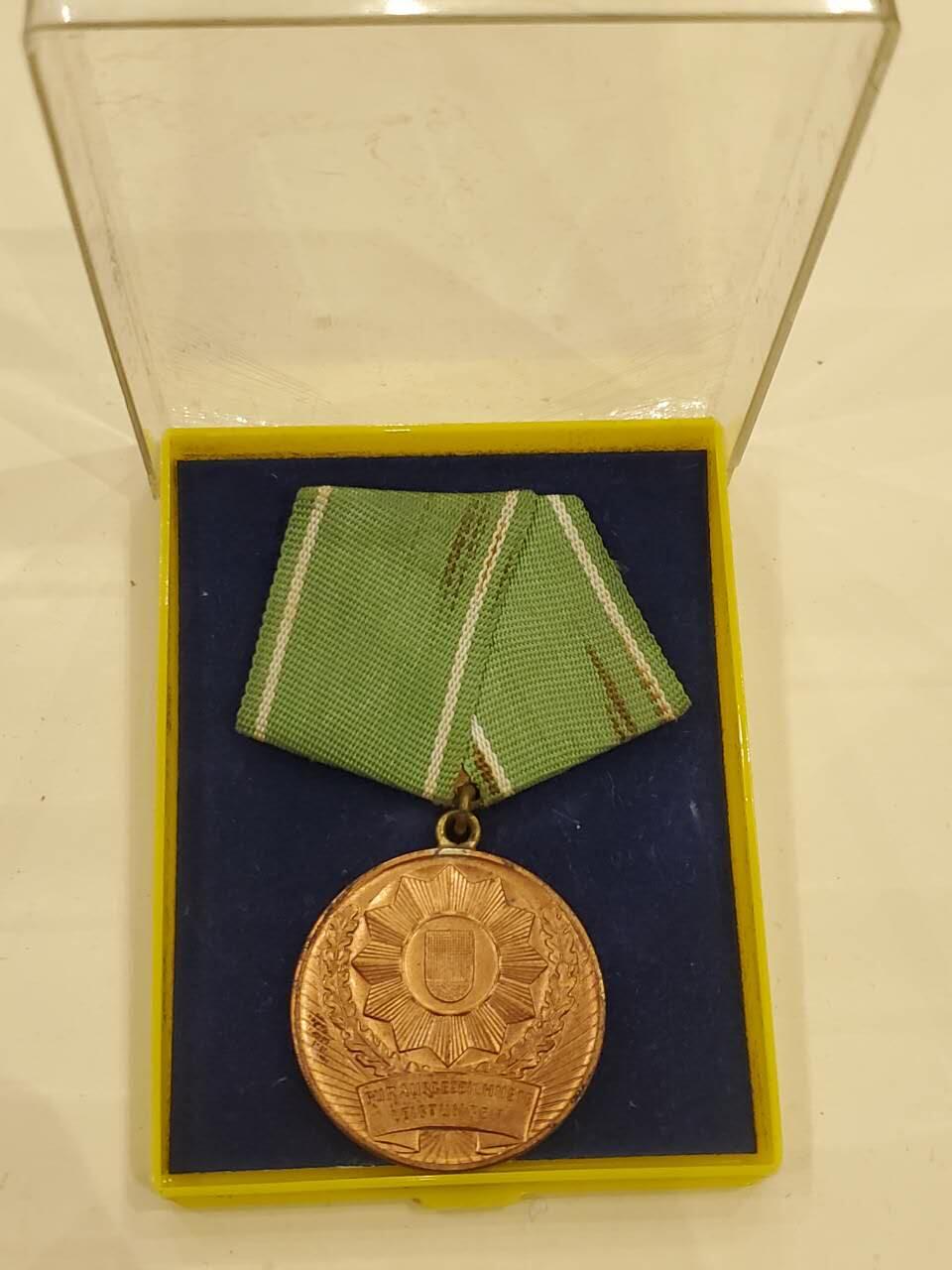 韵星假日军品类拍卖第40期 -- Rimey Holidays Militaria Auction 40 民主德国第一版内务部武装力量优秀服务奖章带盒 无国徽版本极早期