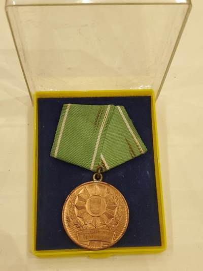 韵星假日军品类拍卖第40期 -- Rimey Holidays Militaria Auction 40 - 民主德国第一版内务部武装力量优秀服务奖章带盒 无国徽版本极早期