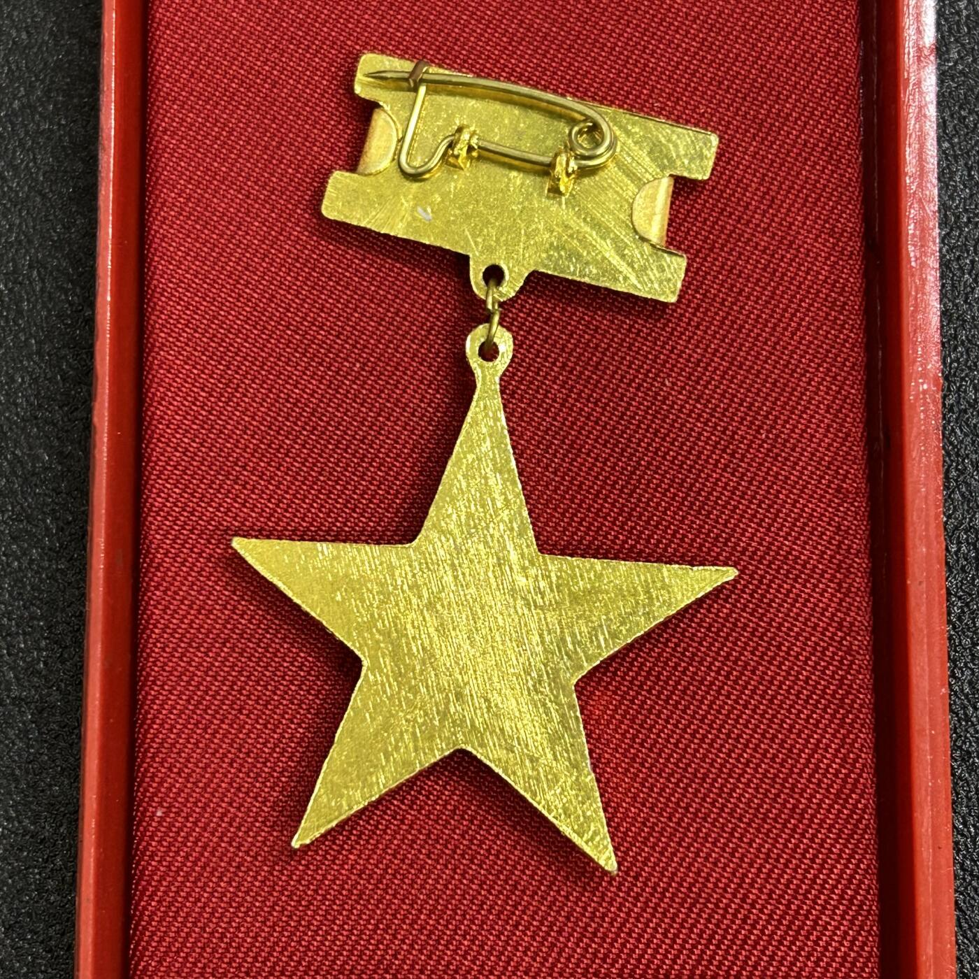 西秦中古拍卖第七十七期 2026马年新春专场 本场拍品年初九发出 越南英雄母亲勋章 母亲金星章 第一版带原盒 1994年9月10日设立，英雄越南母亲是越南国家授予或追授的荣誉称号，表彰那些为民族解放事业、保卫祖国和履行国际义务做出贡献和牺牲的越南妇女。因为她们的丈夫或者孩子都是战争伤残人员和烈士。