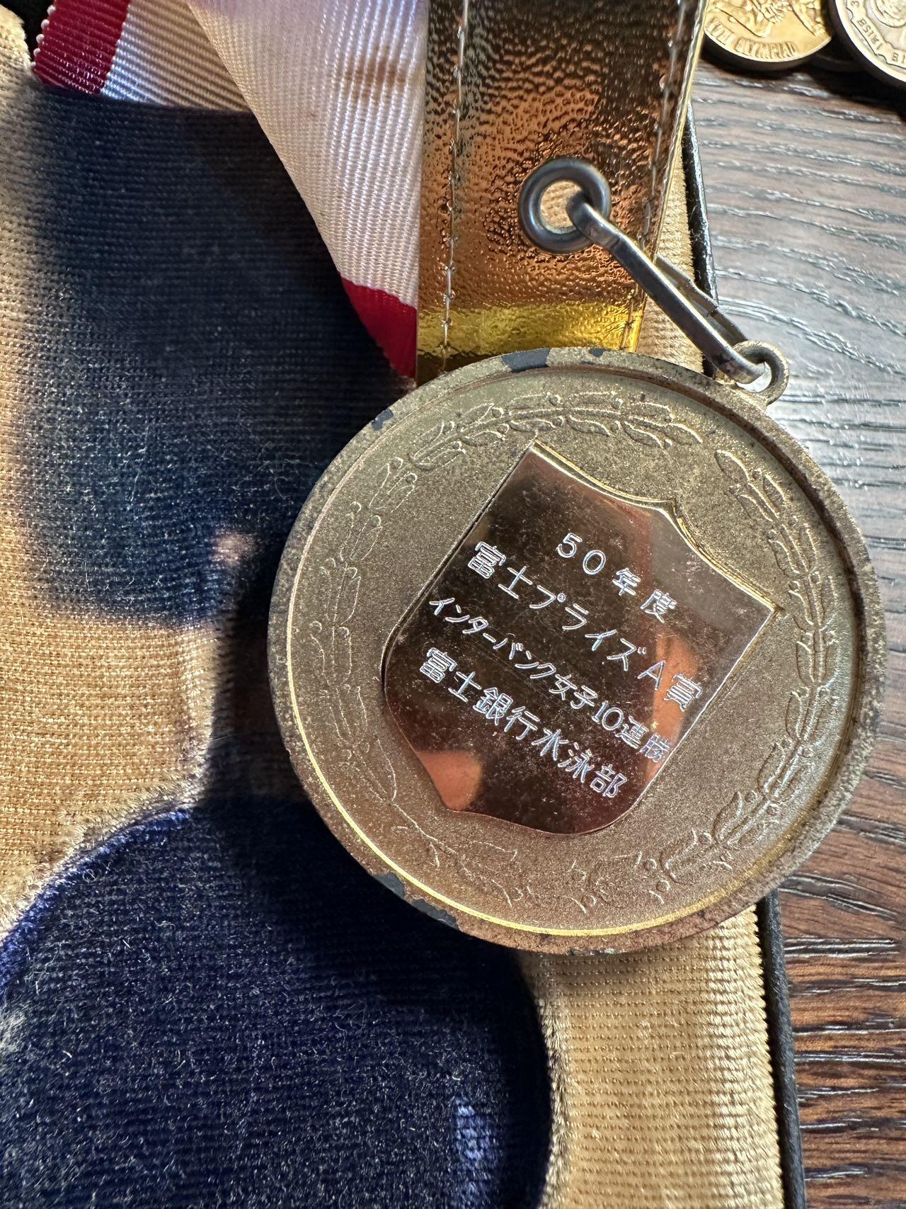 蒂克钱币 -第58场 日本企业章 徽章专场 1950年 日本富士银行 游泳比赛 镀金章 50mm 95g