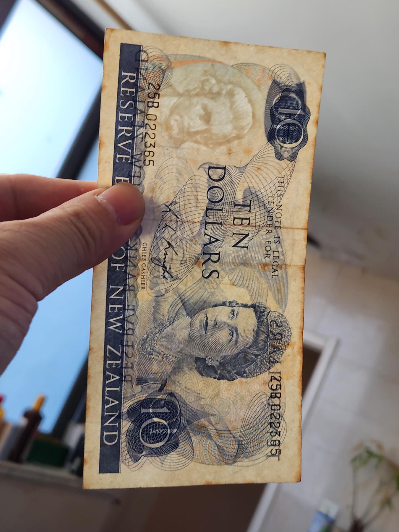 2月10号晚上8点 外国纸币自动截拍第23场 新西兰1975年10元 高冠女王 原票