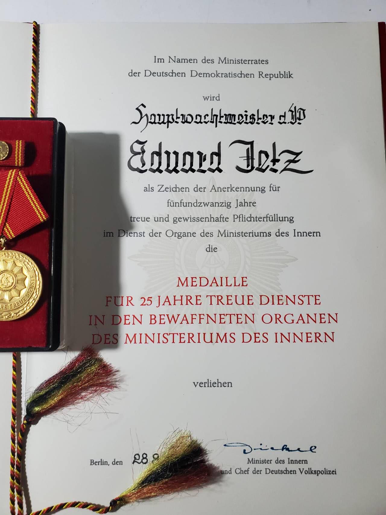 韵星假日军品类拍卖第40期 -- Rimey Holidays Militaria Auction 40 民主德国内务部武装力量特级二等优秀服务奖章实发带大证书一套 稀有版本证书 铜镀金极品 最高等级内务部服役奖章 少见一套