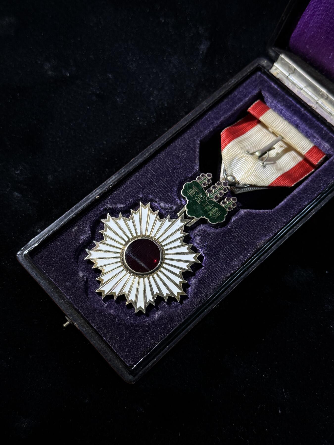 欢庆春节！戎马世界章牌大赏第111期春节大拍 勋四等旭日章，银字盒，盒扣缺失