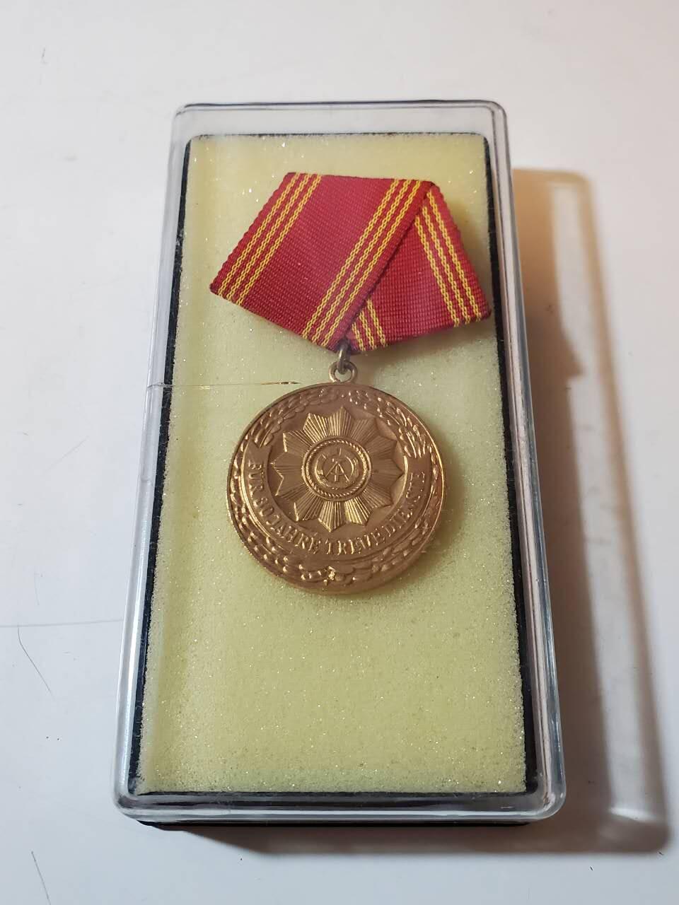 韵星假日军品类拍卖第40期 -- Rimey Holidays Militaria Auction 40 民主德国内务部特级一等优秀服务奖章 带原盒 最高级内务部服务奖章 好品铜镀金