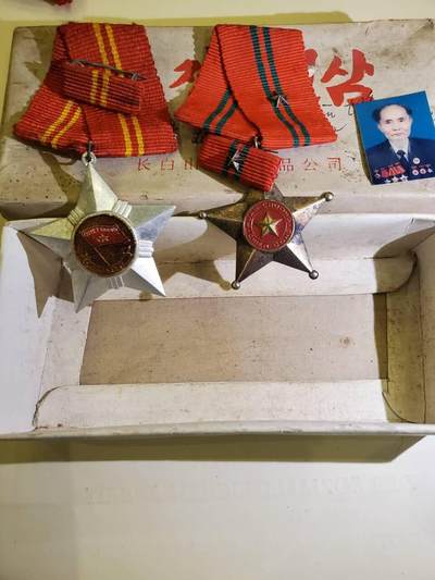韵星假日军品类拍卖第40期 -- Rimey Holidays Militaria Auction 40 - 越南越战士兵小套 -- 带原主佩戴勋章照片 和原主照片上原勋章 二级光荣战士勋章带略 白铜版本越战时期三级战功勋章带略 原主自配原盒
