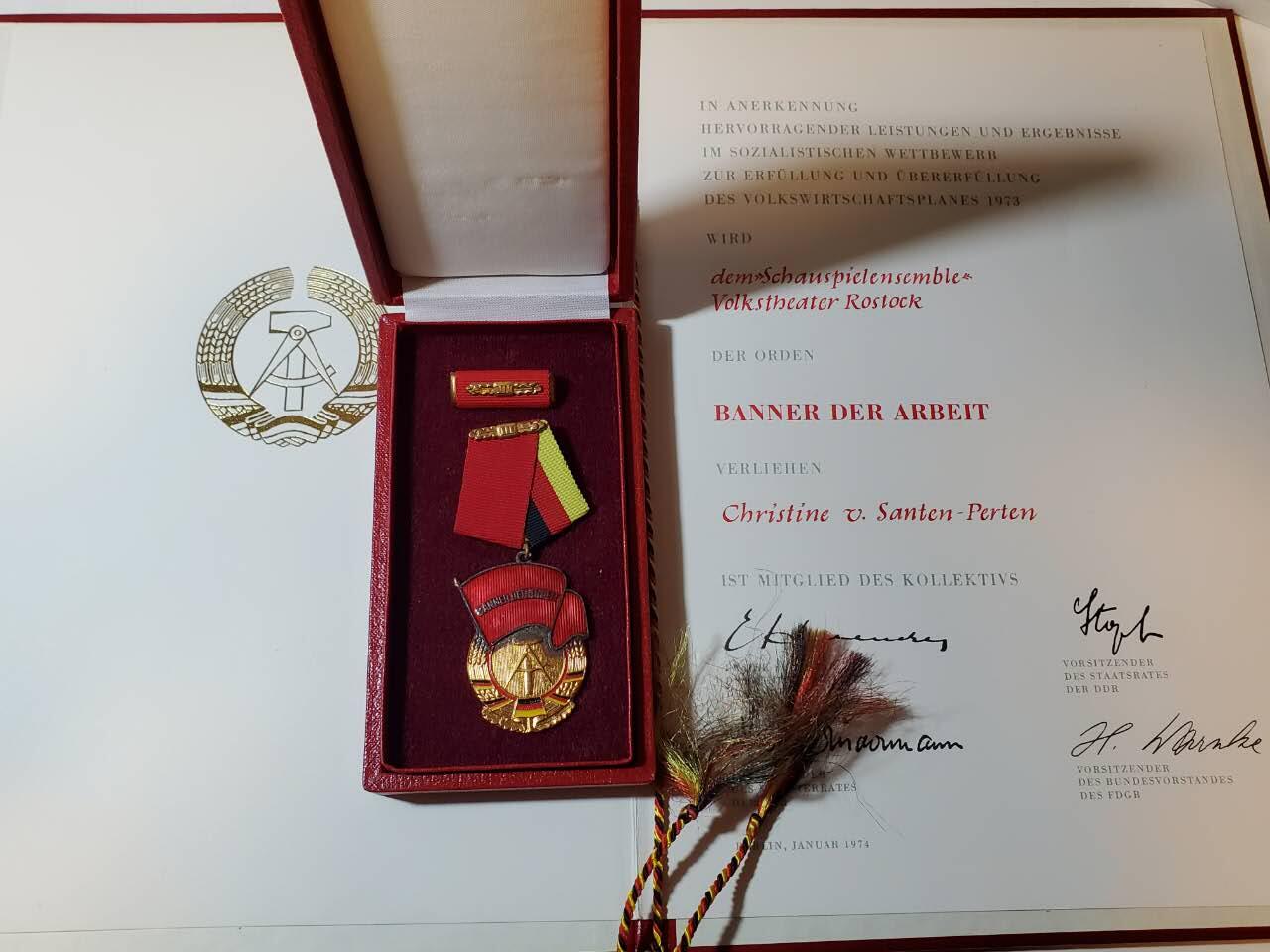 韵星假日军品类拍卖第40期 -- Rimey Holidays Militaria Auction 40 民主德国三级劳动红旗勋章带盒带略带实发大证书一套 品相很好 早期皮盒版本 