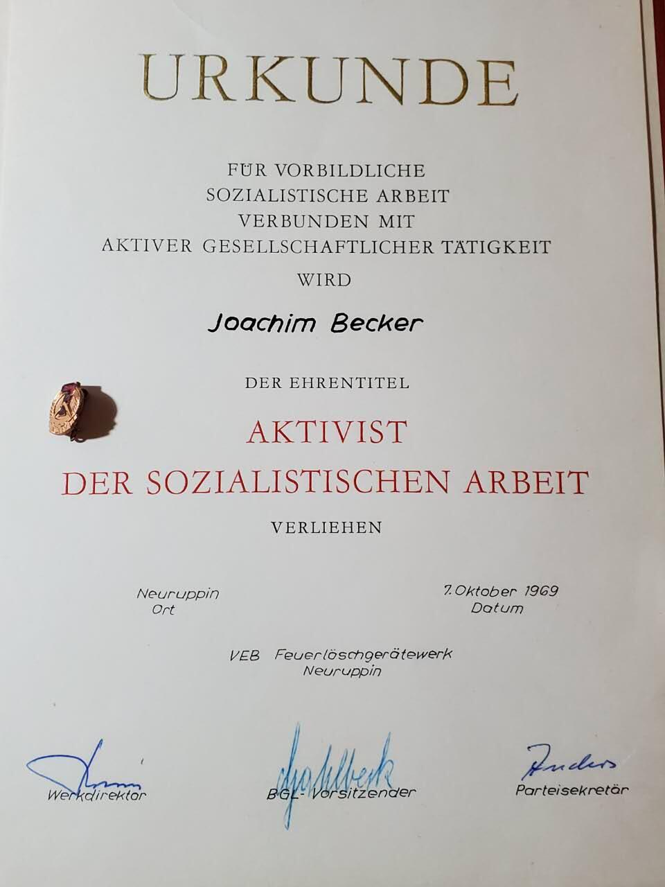 韵星假日军品类拍卖第40期 -- Rimey Holidays Militaria Auction 40 民主德国社会主义功勋活动家证章带证书一套