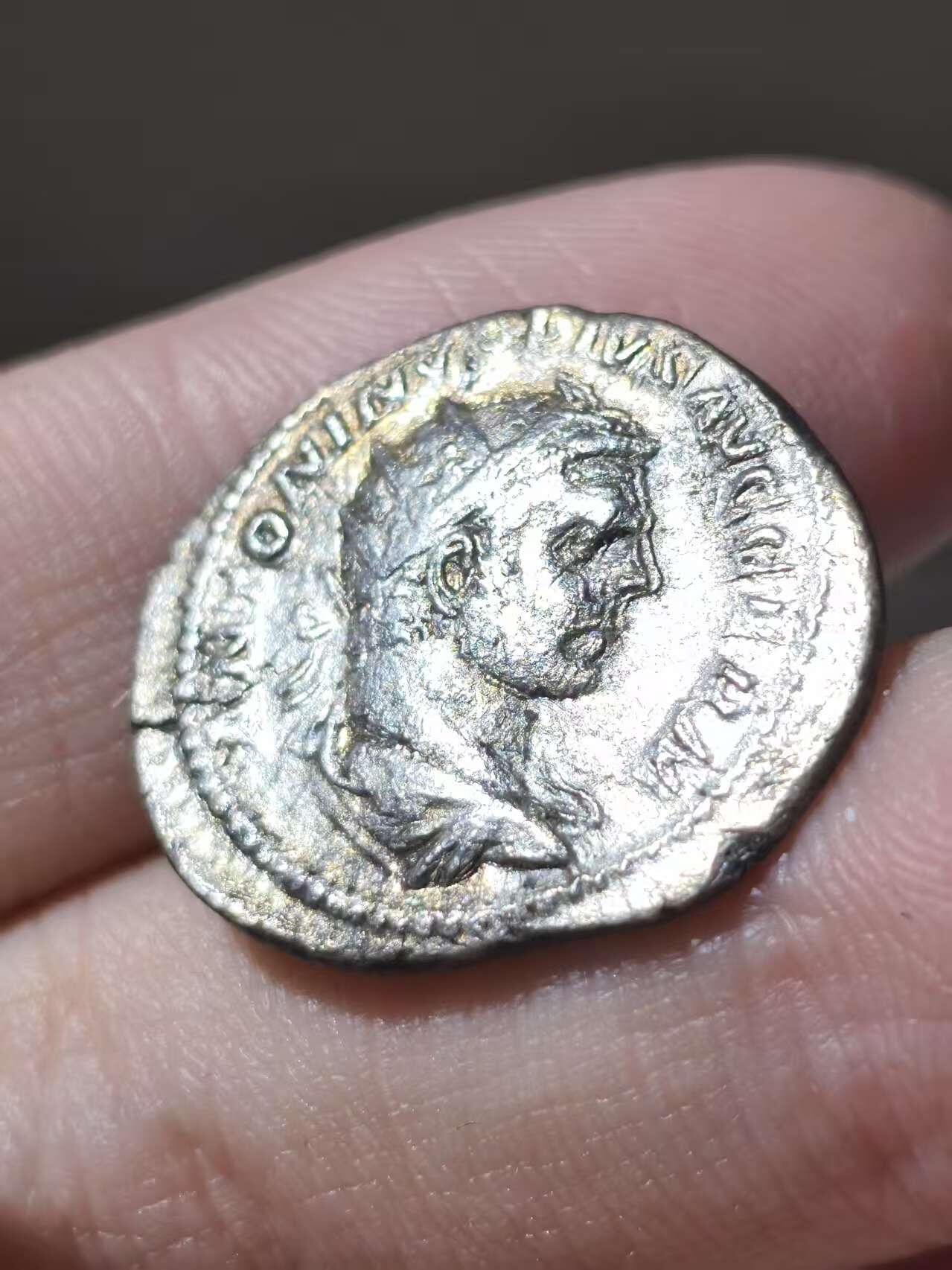 星盘世界钱币二月二十一日初五 世界古典币春节精品大拍 祝各位藏友马年大吉-新年新气象！ 卡拉卡拉双第纳尔Antoninianus银币，公元216年铸于罗马厂，是该币值首次发行期间的产物，背面是塞拉皮斯Serapis持杖立像，币文是卡拉卡拉头衔，有日尔曼征服者，十九届保民官，三届执政官。