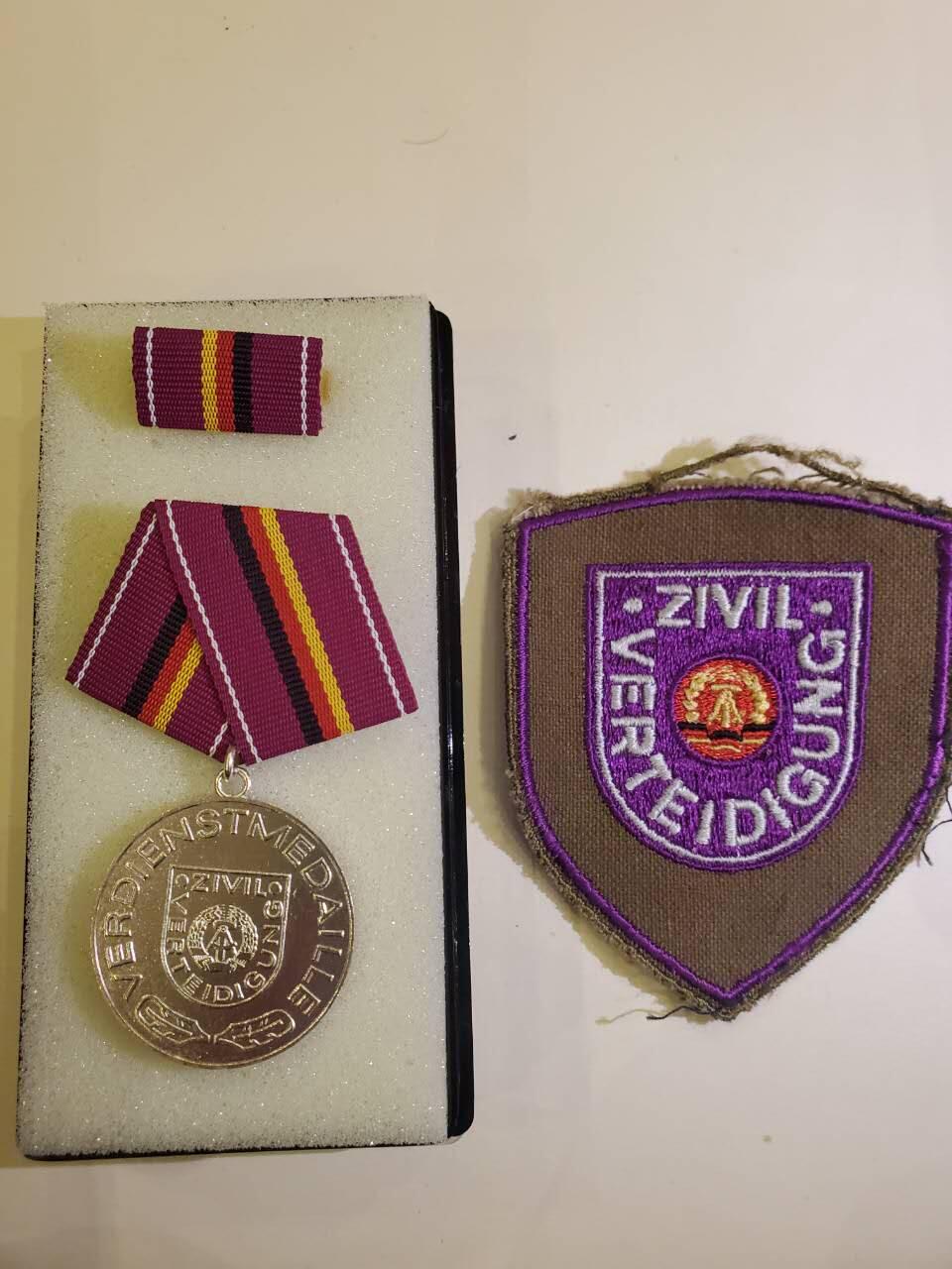 韵星假日军品类拍卖第40期 -- Rimey Holidays Militaria Auction 40 民主德国银级民防功绩奖章带盒略一套+民防臂章一套 好品铜镀银