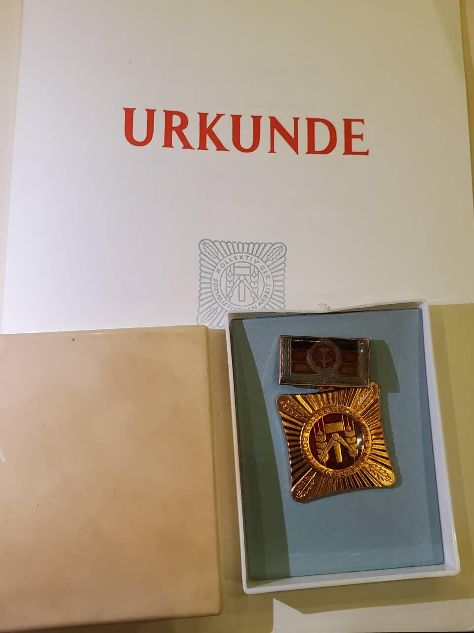 韵星假日军品类拍卖第40期 -- Rimey Holidays Militaria Auction 40 民主德国连续获得五次版本集体劳动荣誉奖章带盒证书一套