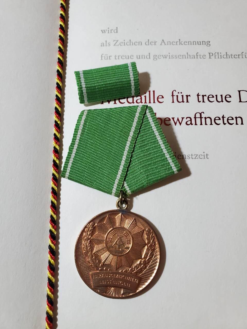 韵星假日军品类拍卖第40期 -- Rimey Holidays Militaria Auction 40 民主德国内务部武装力量铜级优秀服务奖章带略带证书一套 好品