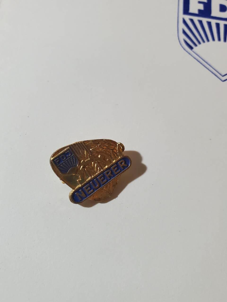 韵星假日军品类拍卖第40期 -- Rimey Holidays Militaria Auction 40 民主德国fdj青年团优秀青年农业学家证章+青年团领导证章，少见刻名实发 带证书一套（带直属组织统一社会党封皮）