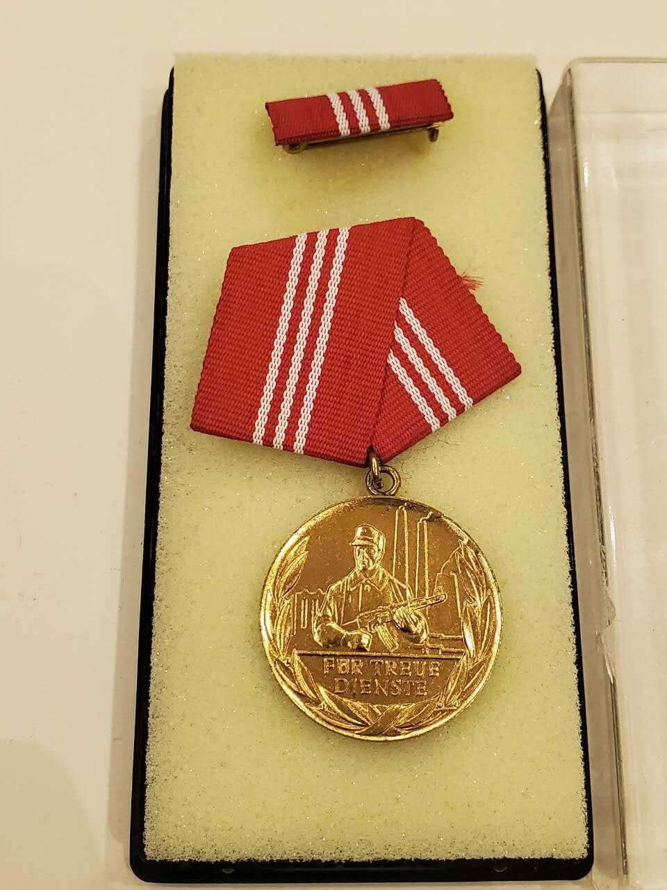 韵星假日军品类拍卖第40期 -- Rimey Holidays Militaria Auction 40 民主德国金级工战队优秀服务奖章带原盒略一套 铜镀金好品