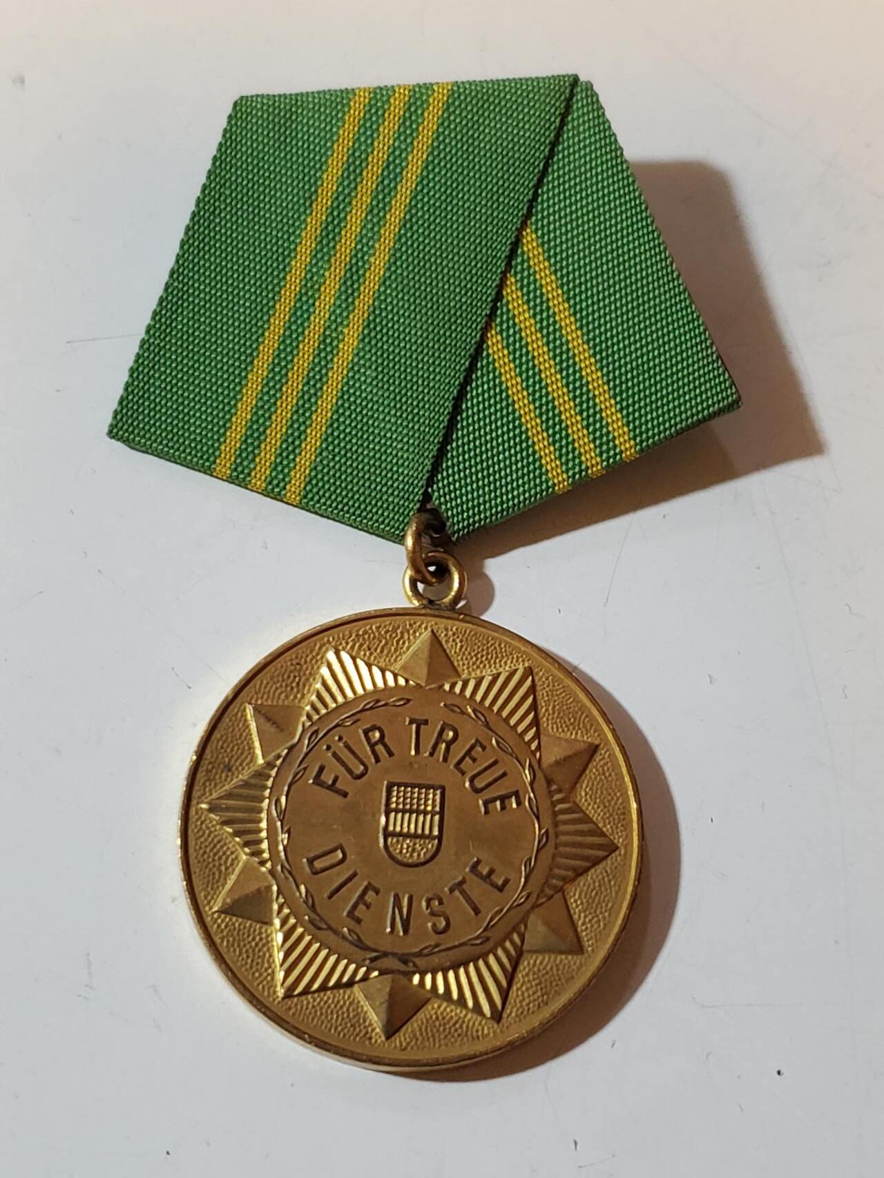 韵星假日军品类拍卖第40期 -- Rimey Holidays Militaria Auction 40 民主德国第一版金级内务部武装力量无国徽版本优秀服务奖章
