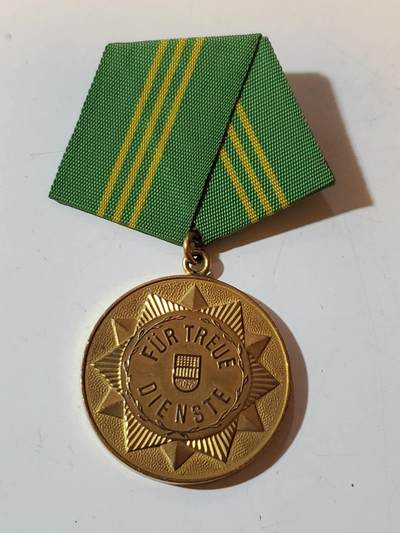 韵星假日军品类拍卖第40期 -- Rimey Holidays Militaria Auction 40 - 民主德国第一版金级内务部武装力量无国徽版本优秀服务奖章