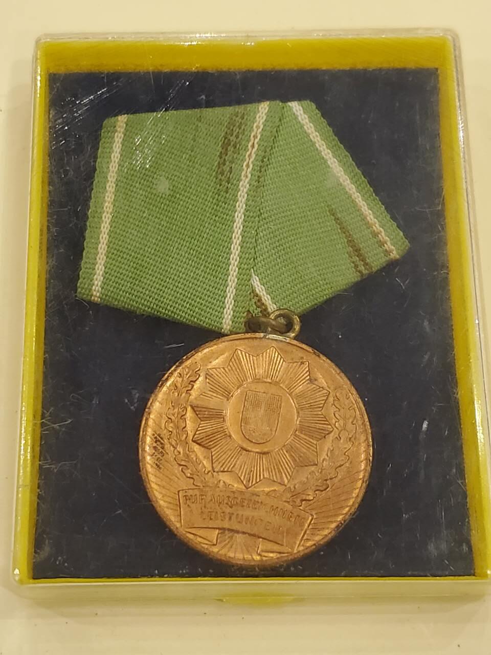 韵星假日军品类拍卖第40期 -- Rimey Holidays Militaria Auction 40 民主德国第一版内务部武装力量优秀服务奖章带盒 无国徽版本极早期