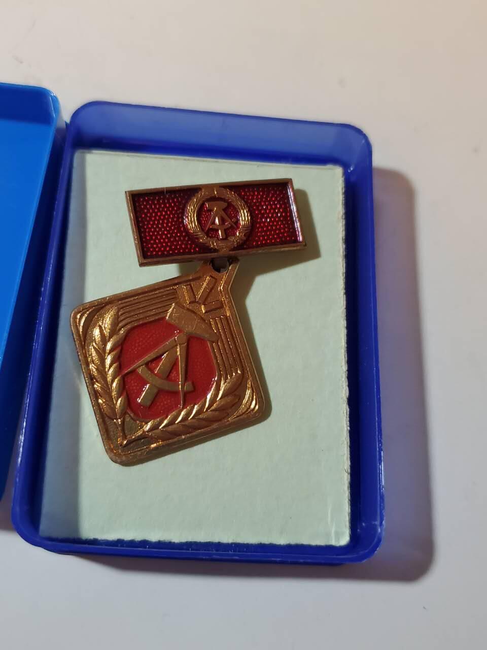 韵星假日军品类拍卖第40期 -- Rimey Holidays Militaria Auction 40 民主德国个人劳动积极分子奖章带原盒 