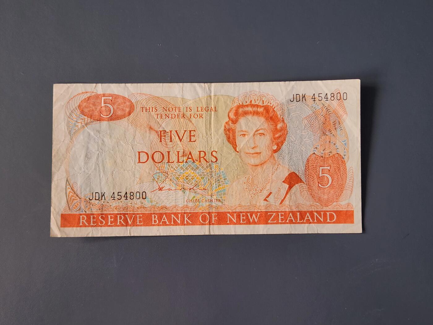 2月10号晚上8点 外国纸币自动截拍第23场 新西兰 5元  1981年 首发首签版 美品原票