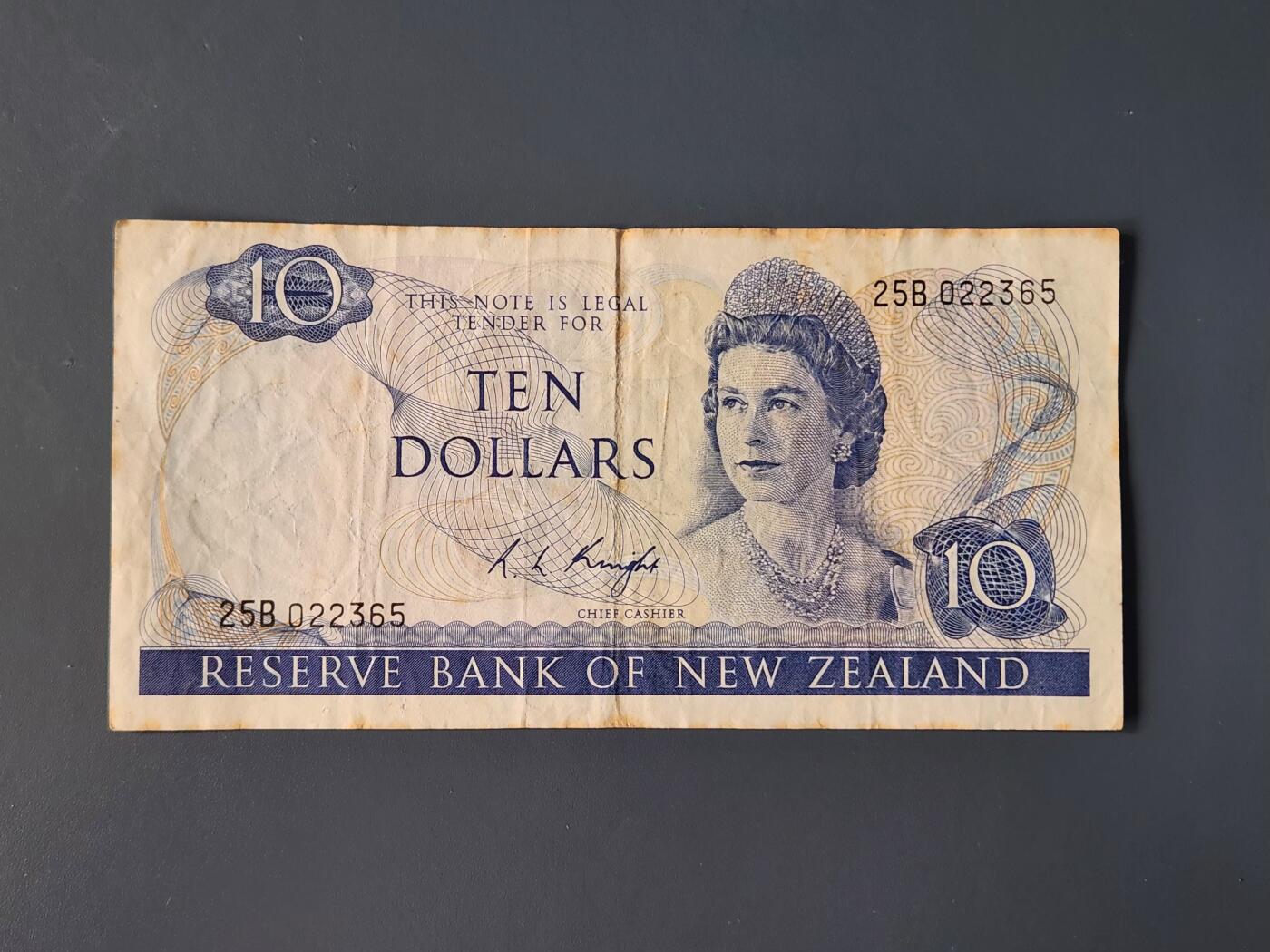 2月10号晚上8点 外国纸币自动截拍第23场 新西兰1975年10元 高冠女王 原票