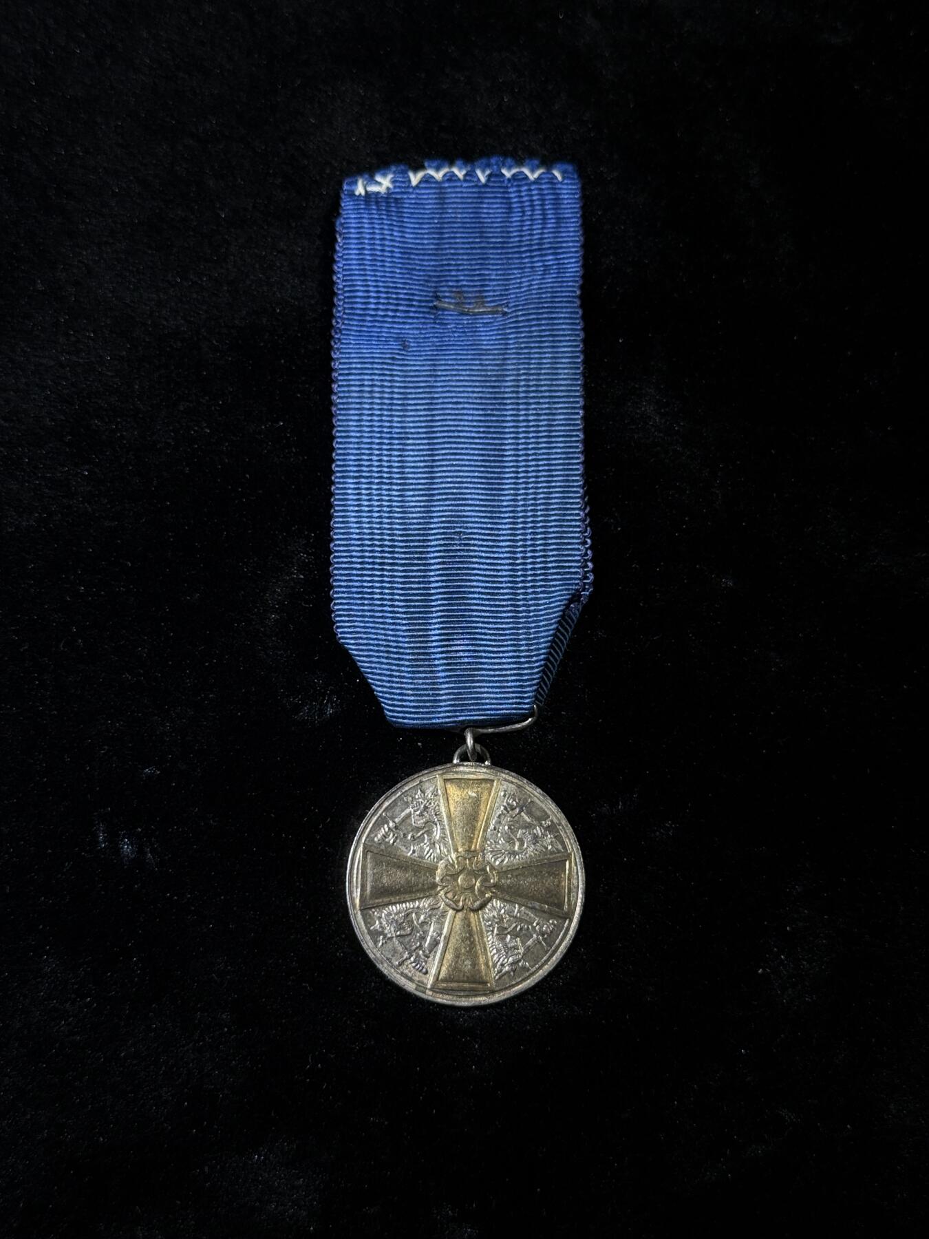 欢庆春节！戎马世界章牌大赏第111期春节大拍 芬兰一级金十字白玫瑰奖章，银制