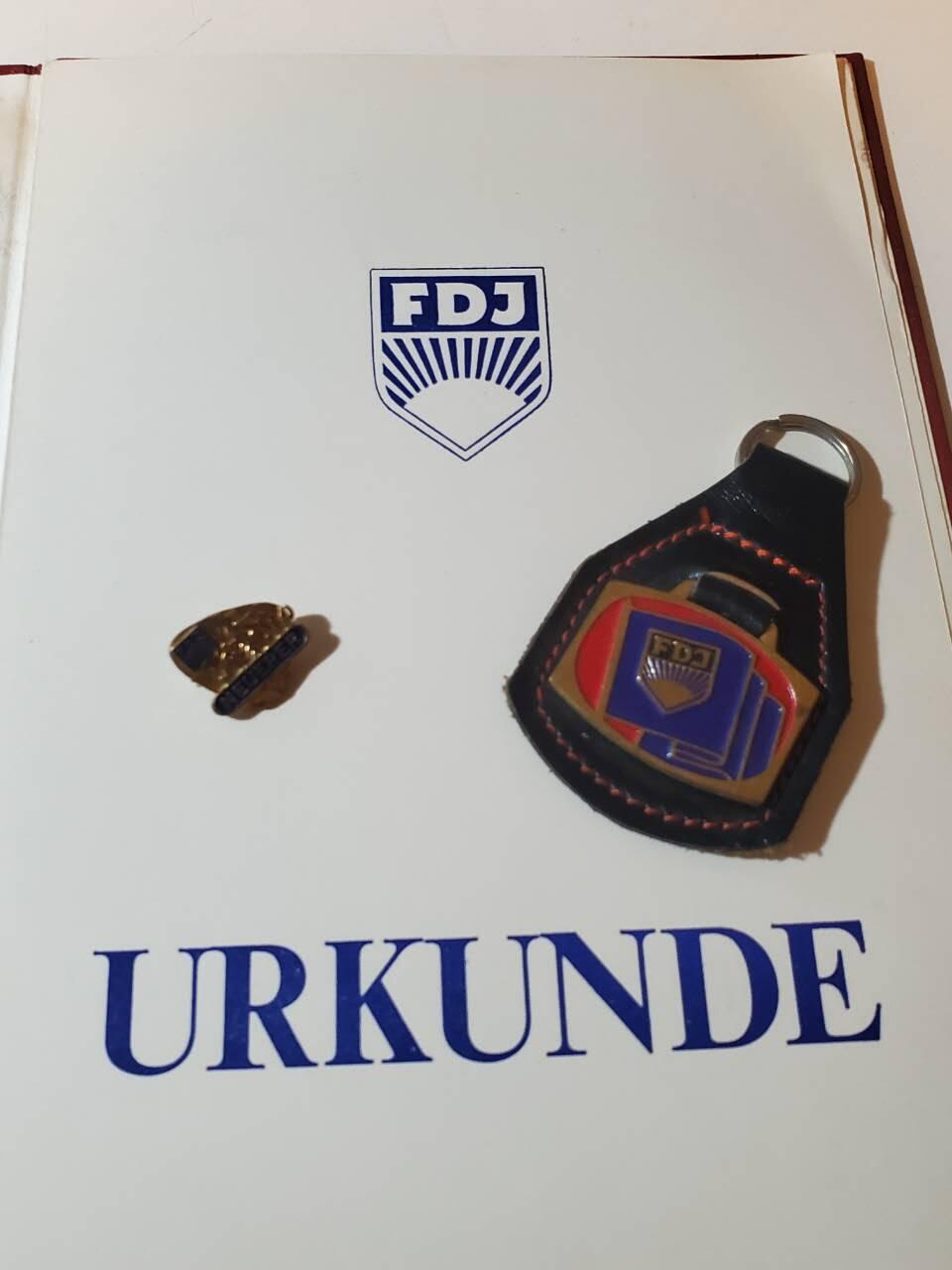 韵星假日军品类拍卖第40期 -- Rimey Holidays Militaria Auction 40 民主德国fdj青年团优秀青年农业学家证章+青年团领导证章，少见刻名实发 带证书一套（带直属组织统一社会党封皮）