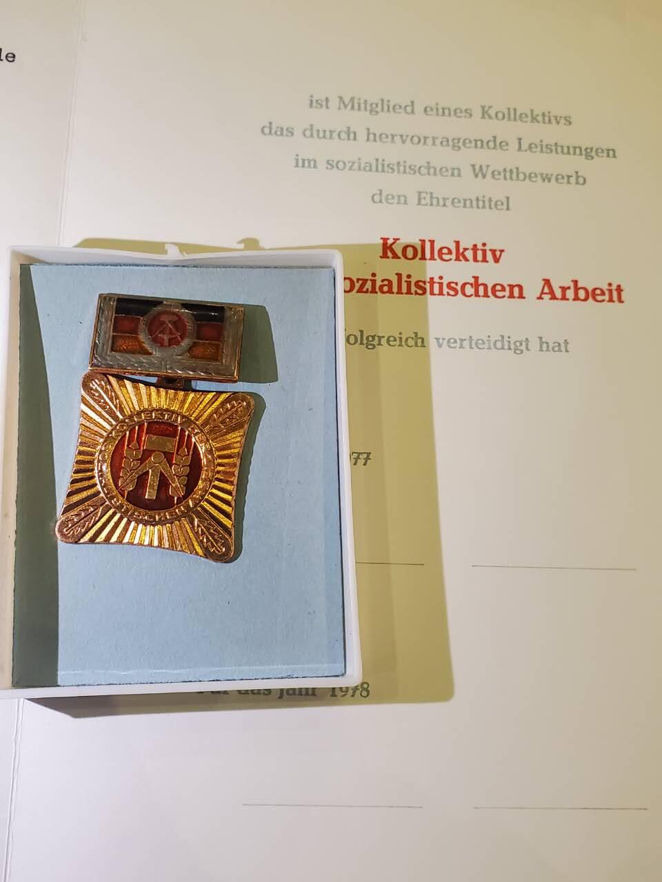 韵星假日军品类拍卖第40期 -- Rimey Holidays Militaria Auction 40 民主德国连续获得五次版本集体劳动荣誉奖章带盒证书一套