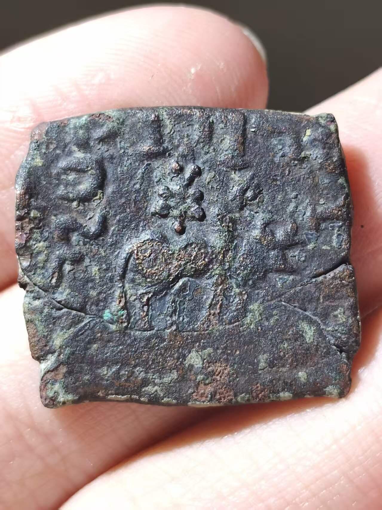 星盘世界钱币二月二十一日初五 世界古典币春节精品大拍 祝各位藏友马年大吉-新年新气象！ 希腊化-印度塞人 阿泽斯铜币。公元前58至12年造于普什卡拉瓦提 Pushkalavati。正面为国王骑马像，背面为瘤牛。有观点认为这枚币可能由阿泽斯二世发行。