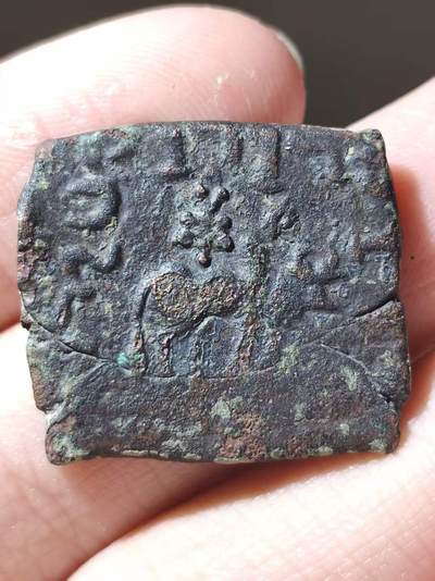 希腊化-印度塞人 阿泽斯铜币。公元前58至12年造于普什卡拉瓦提 Pushkalavati。正面为国王骑马像，背面为瘤牛。有观点认为这枚币可能由阿泽斯二世发行。