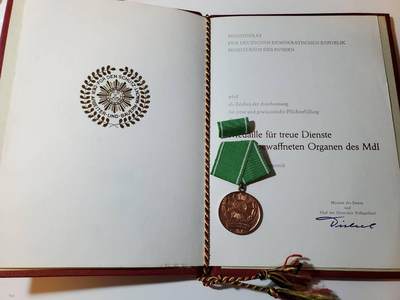 韵星假日军品类拍卖第40期 -- Rimey Holidays Militaria Auction 40 - 民主德国内务部武装力量铜级优秀服务奖章带略带证书一套 好品