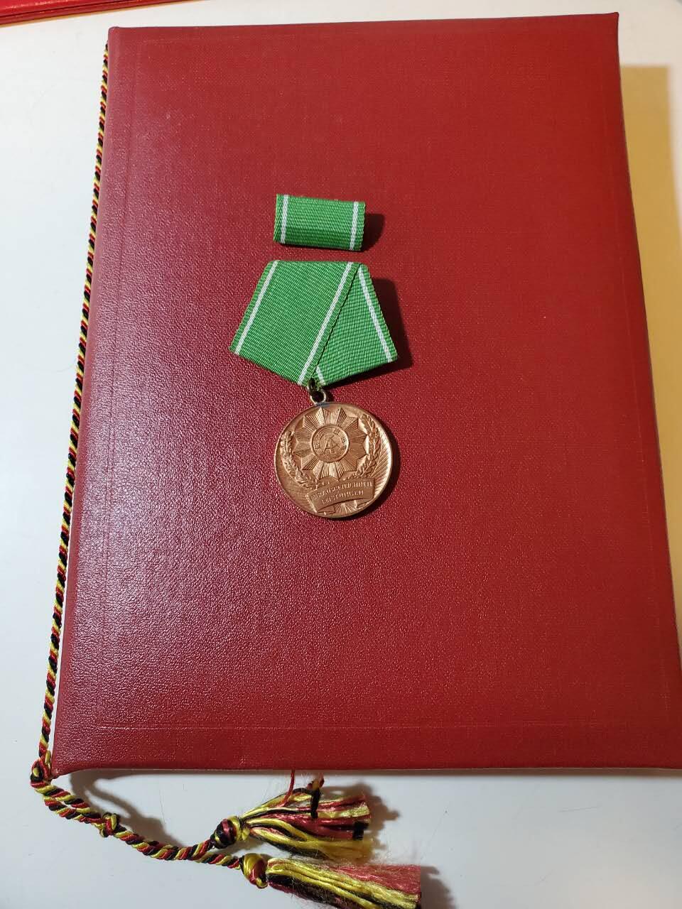 韵星假日军品类拍卖第40期 -- Rimey Holidays Militaria Auction 40 民主德国内务部武装力量铜级优秀服务奖章带略带证书一套 好品