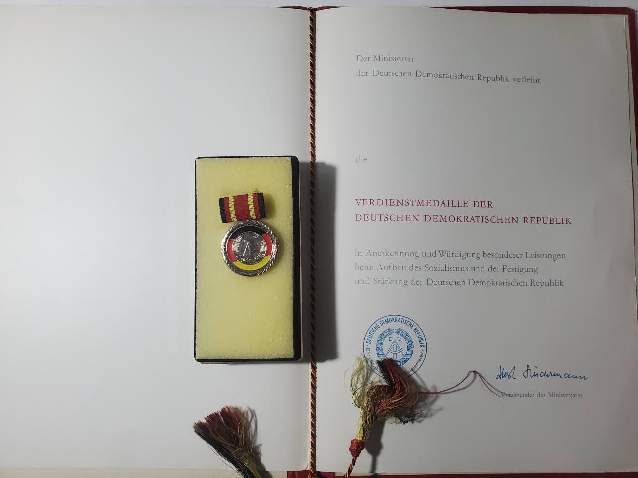 韵星假日军品类拍卖第40期 -- Rimey Holidays Militaria Auction 40 民主德国国家功勋奖章带原盒带证一套 好品无损 最高等级奖章 证少见