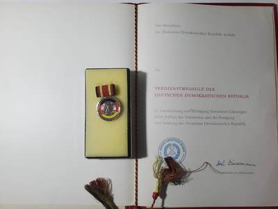 韵星假日军品类拍卖第40期 -- Rimey Holidays Militaria Auction 40 - 民主德国国家功勋奖章带原盒带证一套 好品无损 最高等级奖章 证少见