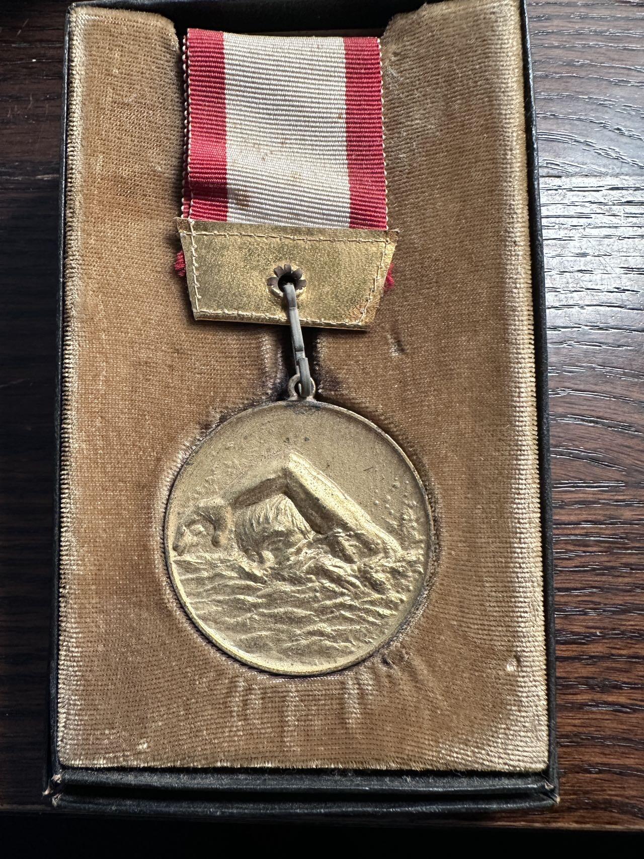 蒂克钱币 -第58场 日本企业章 徽章专场 1950年 日本富士银行 游泳比赛 镀金章 50mm 95g