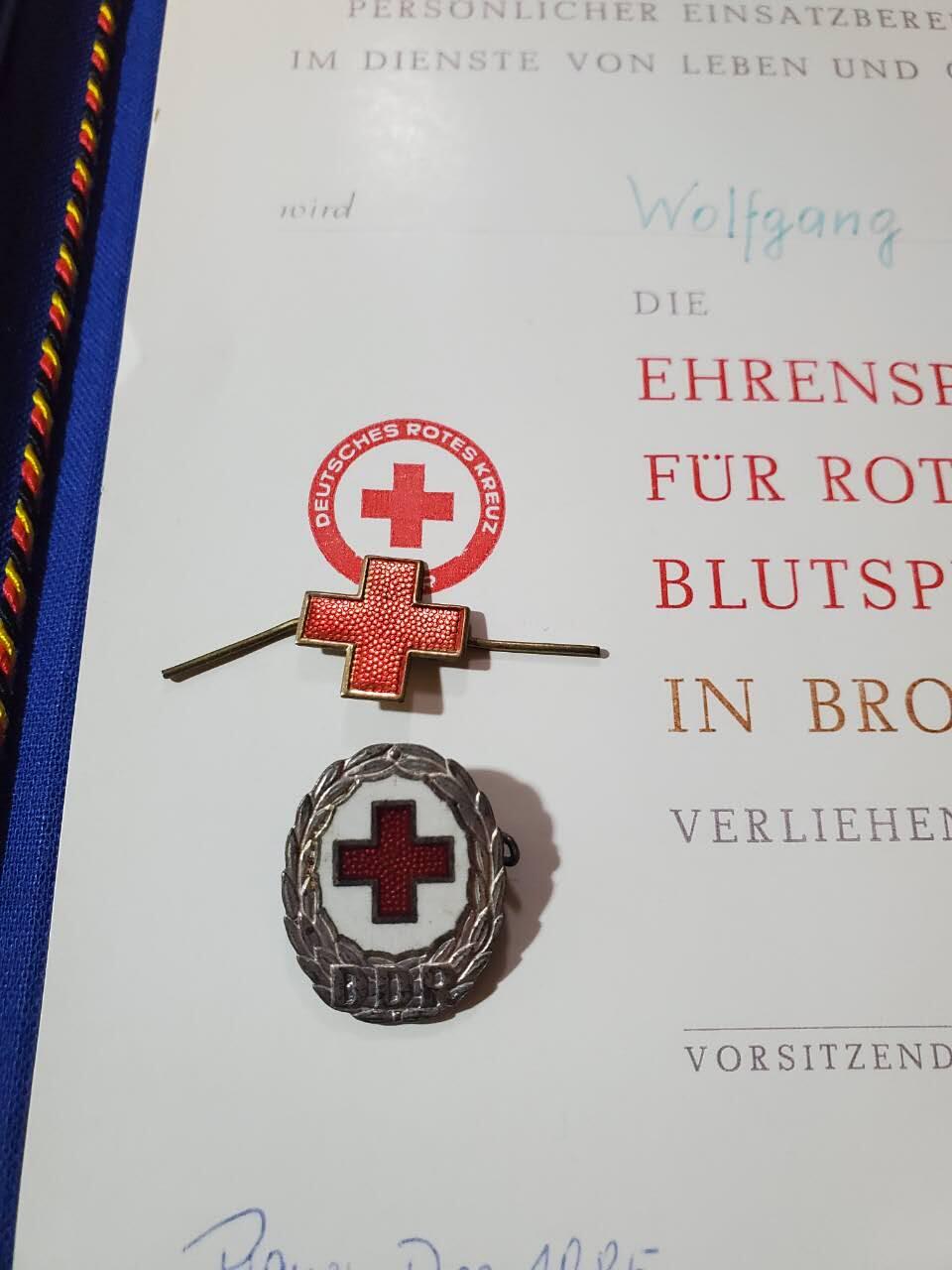 韵星假日军品类拍卖第40期 -- Rimey Holidays Militaria Auction 40 民主德国红十字服务奖章、军医证章带证书一套+证书不同版本封皮一个 均好品