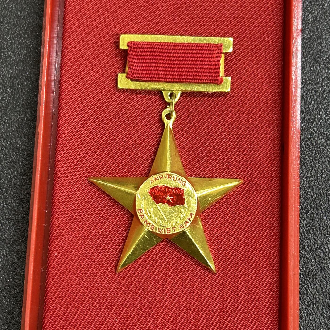 西秦中古拍卖第七十七期 2026马年新春专场 本场拍品年初九发出 越南英雄母亲勋章 母亲金星章 第一版带原盒 1994年9月10日设立，英雄越南母亲是越南国家授予或追授的荣誉称号，表彰那些为民族解放事业、保卫祖国和履行国际义务做出贡献和牺牲的越南妇女。因为她们的丈夫或者孩子都是战争伤残人员和烈士。