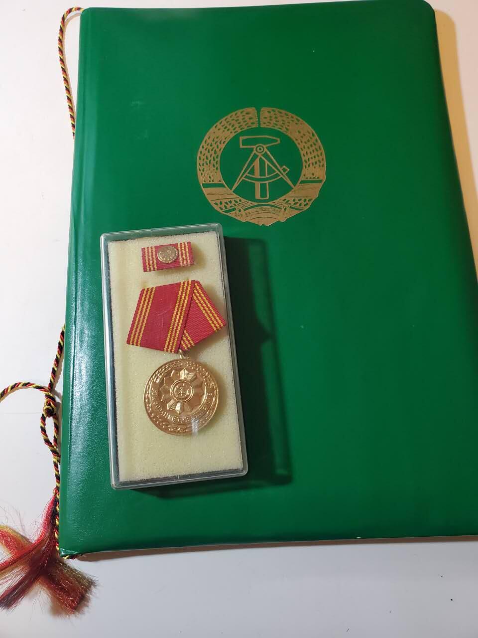 韵星假日军品类拍卖第40期 -- Rimey Holidays Militaria Auction 40 民主德国内务部武装力量特级一等优秀服务奖章实发带大证书一套 稀有版本证书 铜镀金极品 最高等级内务部服役奖章 少见一套