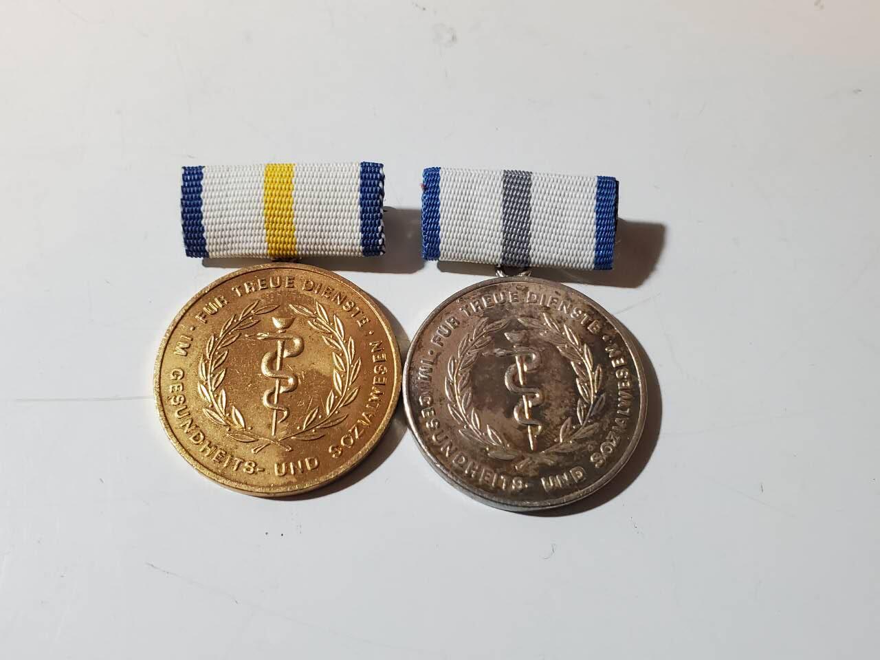 韵星假日军品类拍卖第40期 -- Rimey Holidays Militaria Auction 40 民主德国金级银级为公共卫生服务奖章一对