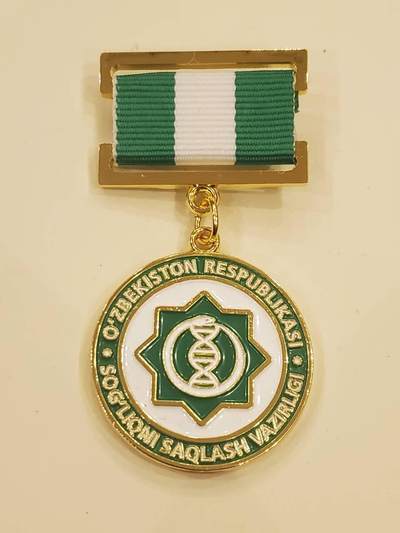 韵星假日军品类拍卖第40期 -- Rimey Holidays Militaria Auction 40 - 乌兹别克斯坦共和国卫生部二级优秀服务人员奖金奖章 实发3819号 非常稀少 设计继承苏联的奖金奖章 铜镀金 非常厚重 仅颁发给高级官员