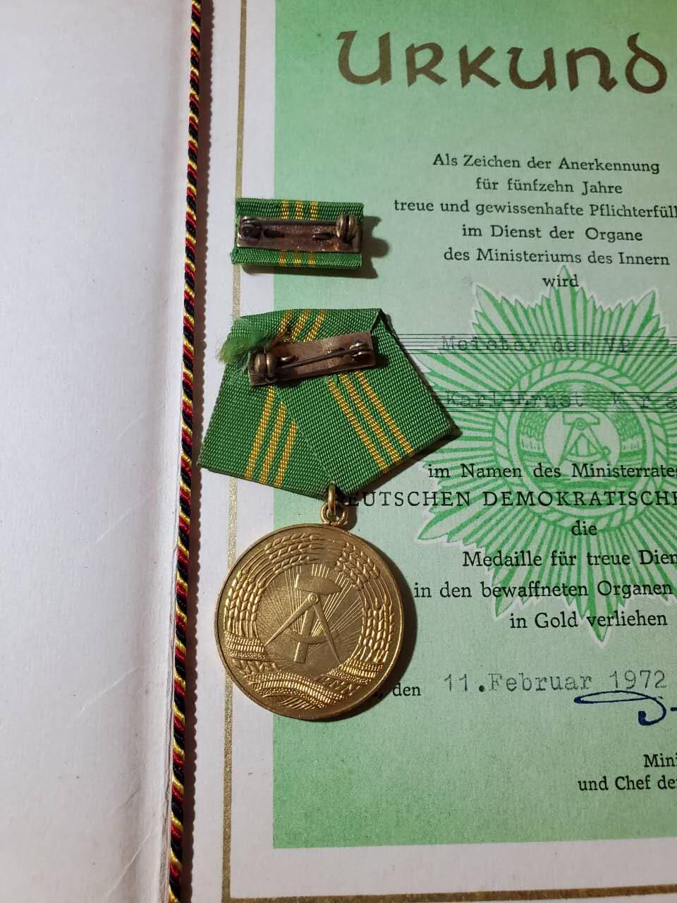 韵星假日军品类拍卖第40期 -- Rimey Holidays Militaria Auction 40 民主德国第一版无国徽金级内务部武装力量优秀服务奖章带略证书一套 实发早期版本少见 极品品相