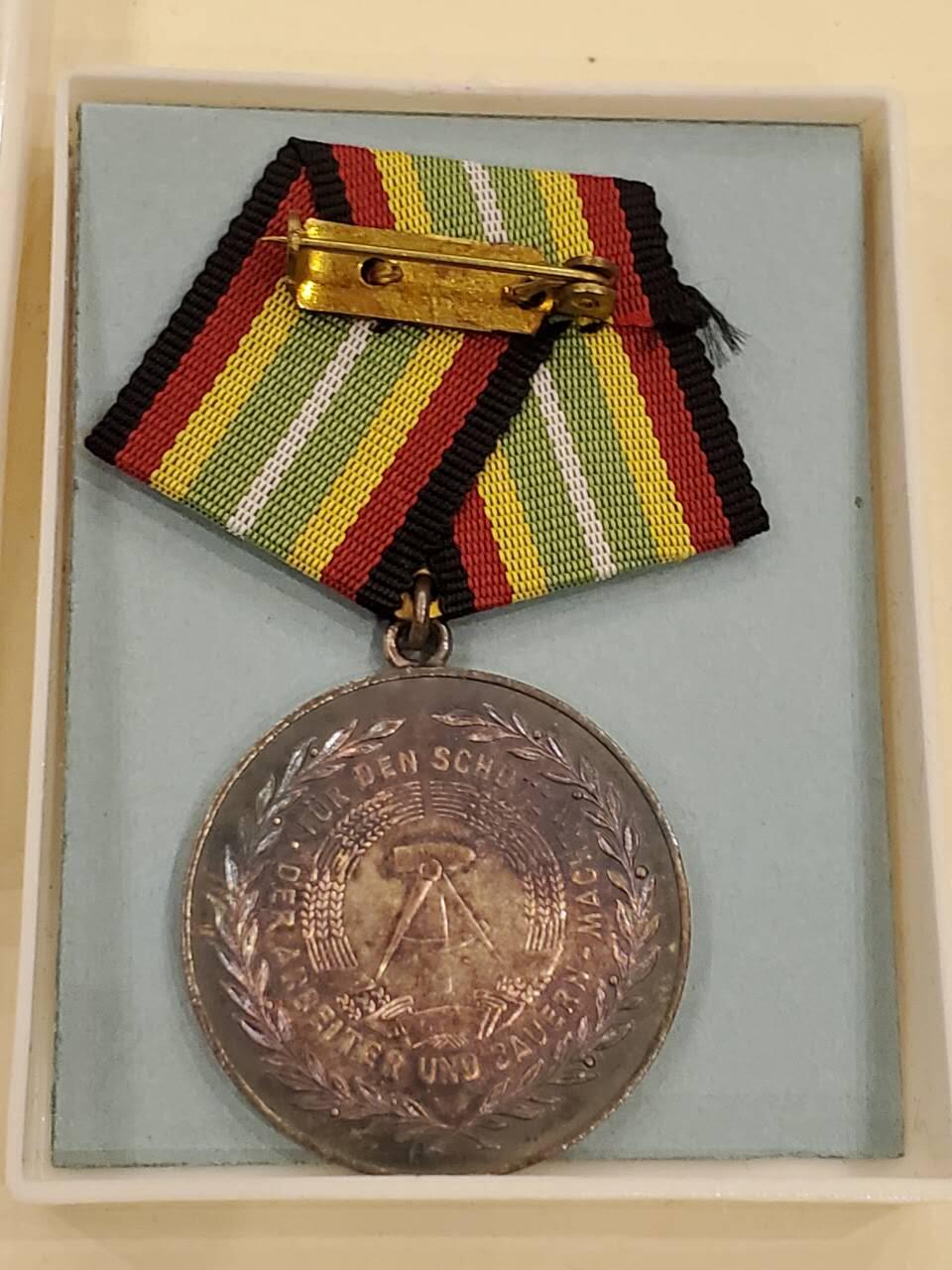 韵星假日军品类拍卖第40期 -- Rimey Holidays Militaria Auction 40 民主德国国家人民军银级忠诚服务奖章带原盒一套