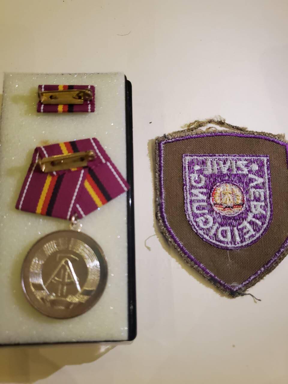 韵星假日军品类拍卖第40期 -- Rimey Holidays Militaria Auction 40 民主德国银级民防功绩奖章带盒略一套+民防臂章一套 好品铜镀银